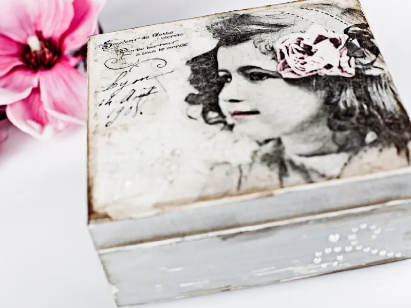 Decoupage su mobili in legno