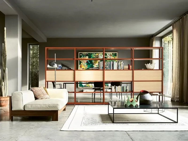 Helsinki by Desalto presenta anche vani chiusi in mdf in una struttura tubolare d’acciaio