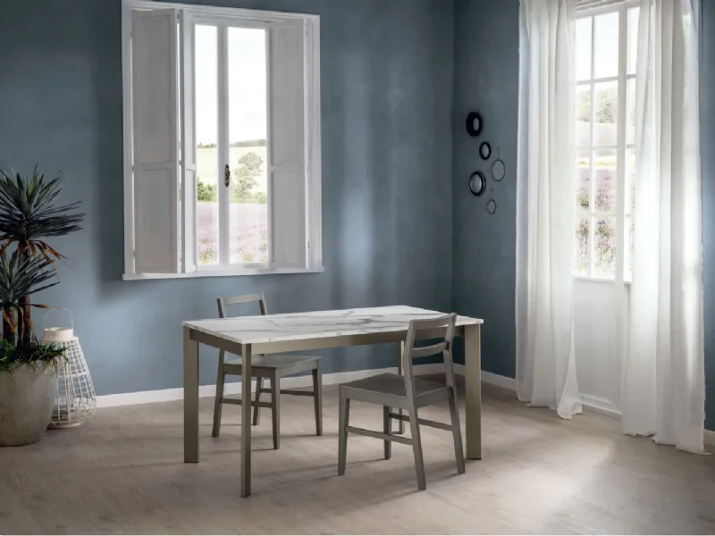 Desko di Scavolini, allungabile con gambe in metallo verniciato e piano rivestito in Fenix NTM o in laminato