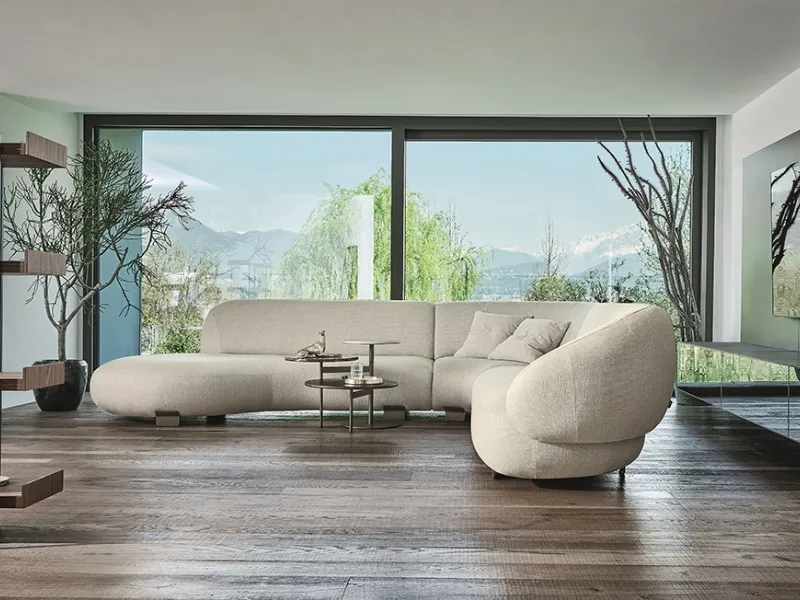 Il divano Pacific di Moroso, con base tondeggiante in abete e faggio e sedute dall'effetto tattile morbido e vellutato