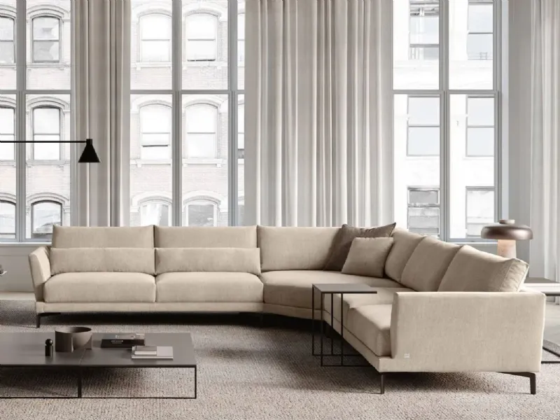 Elton di Doimo Salotti, un design sofisticato che accoglie con braccioli rivolti verso l'esterno