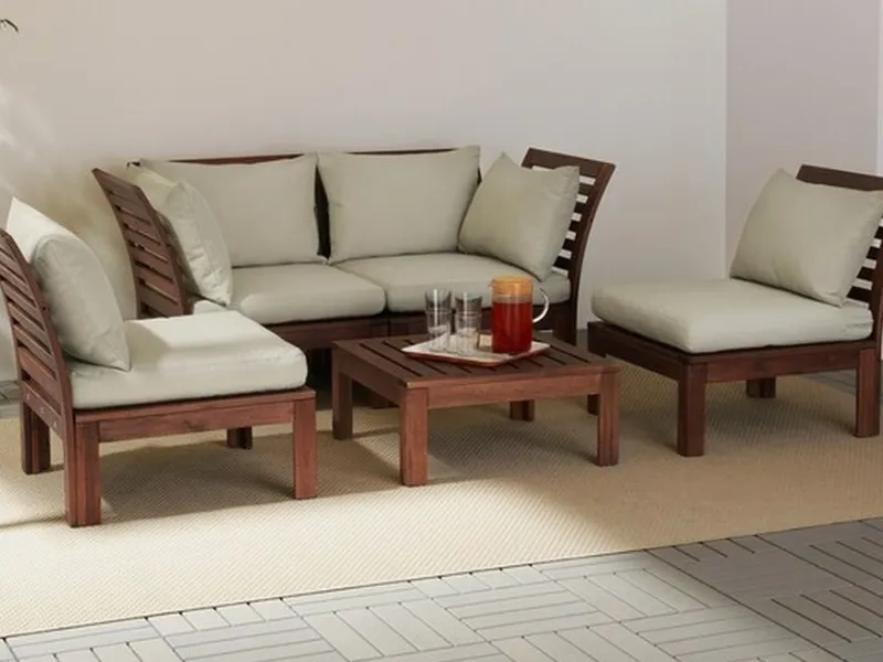 Divanetto e poltrone con struttura in acacia