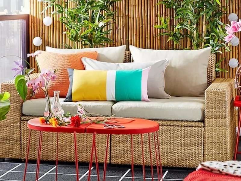 Un divano modulare in plastica effetto rattan