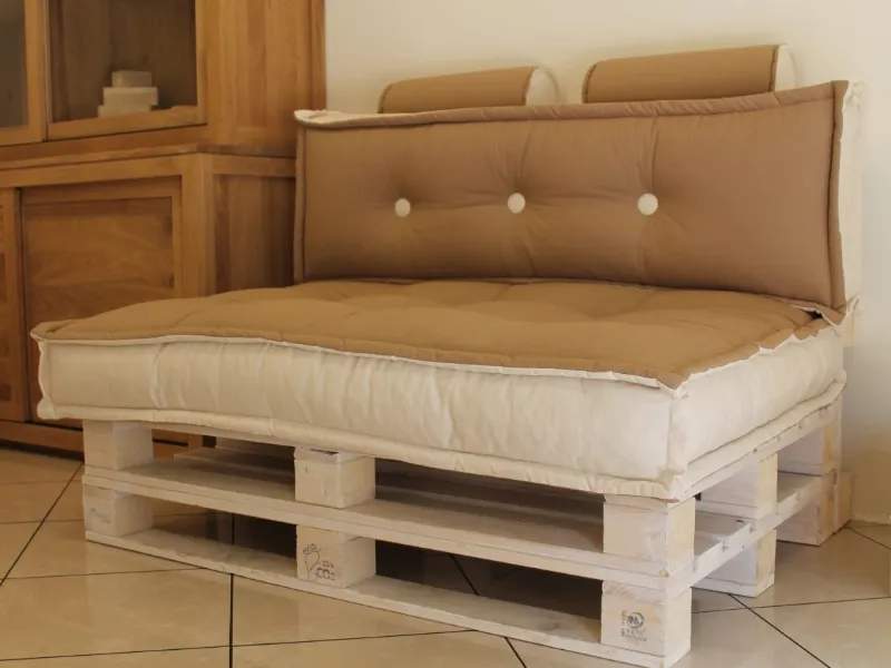 Divano con bancali di legno
