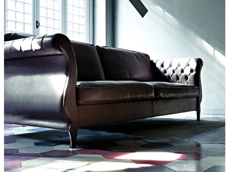 divano in pelle marrone