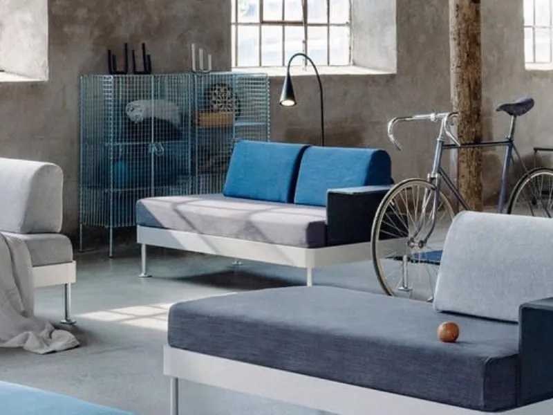 Delaktig di Ikea è una chaise longue con lampada led e tavolino integrati