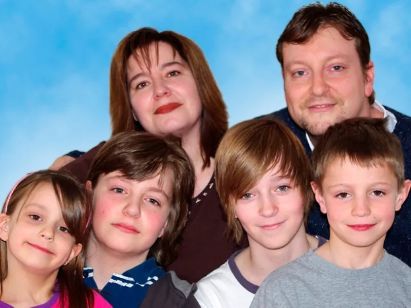 famiglia con genitori, tre bambini e una bambina