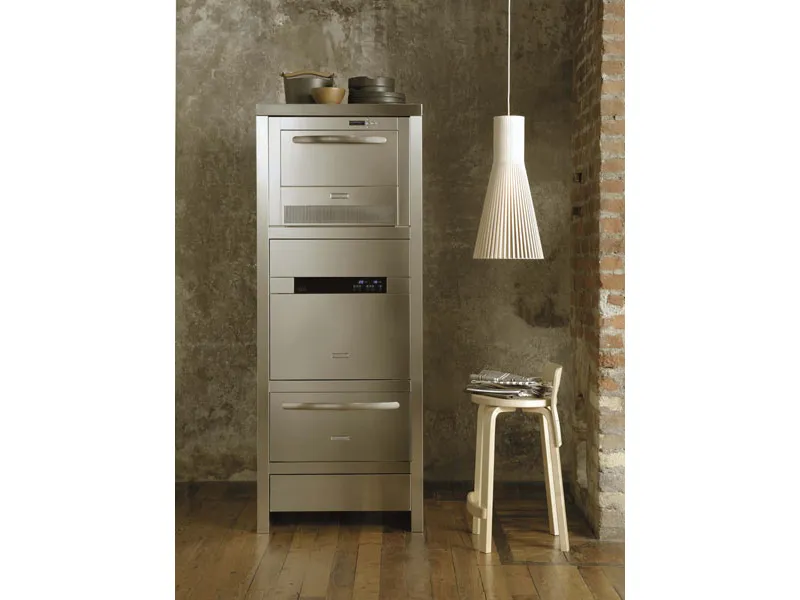 mobile in acciaio con forno, sgabello in legno con giornali, lampada con paralume panna plissettato