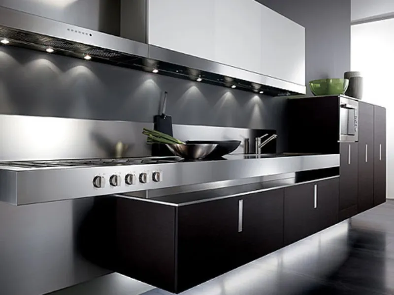 mobile cucina in acciaio con faretti sopra il piano cottura, mobile con scomparti rivestito in nero