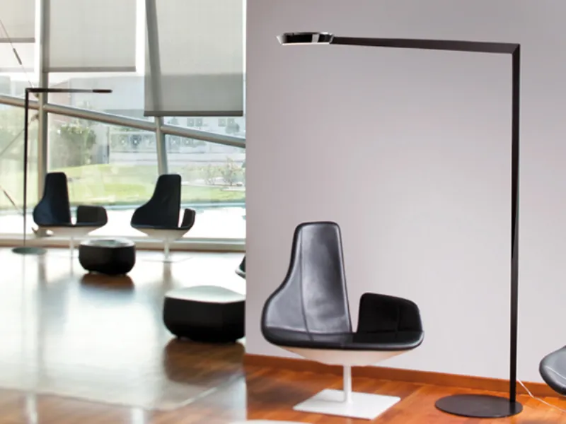 Lampada da terra a stelo nera con poltrona in pelle nera