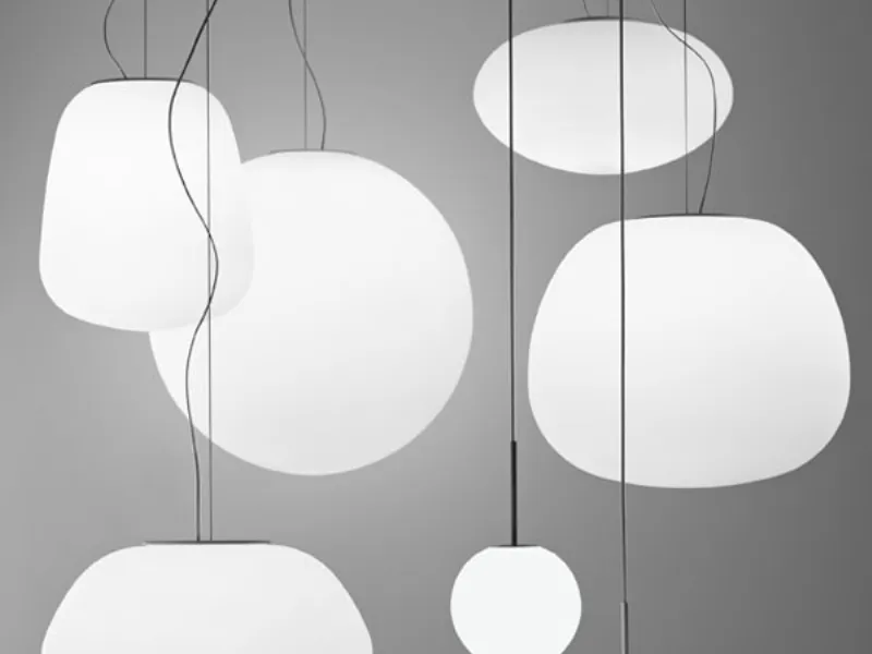 Sei lampade a sospensione bianco opaline con cavi in metallo
