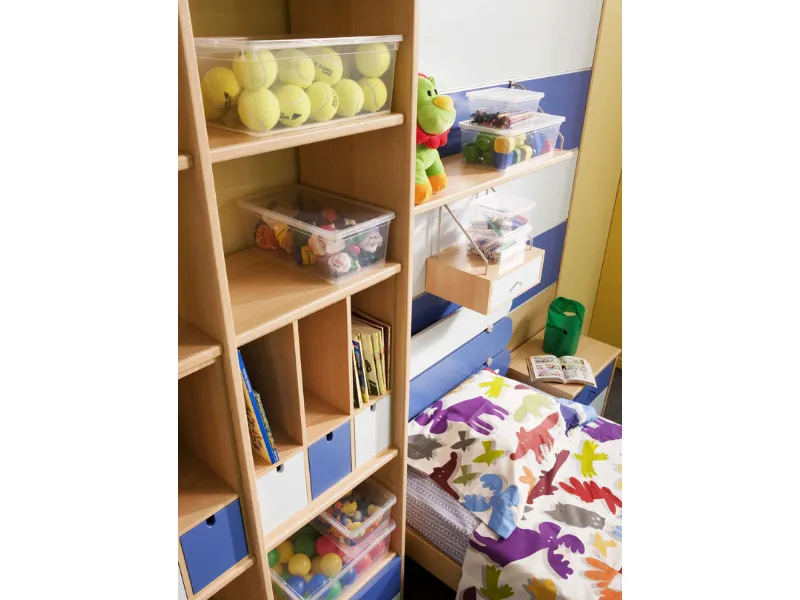 armadio e scaffalature in legno in camera bambino, contenitori trasparenti, e dettagli in legno indaco e bianco