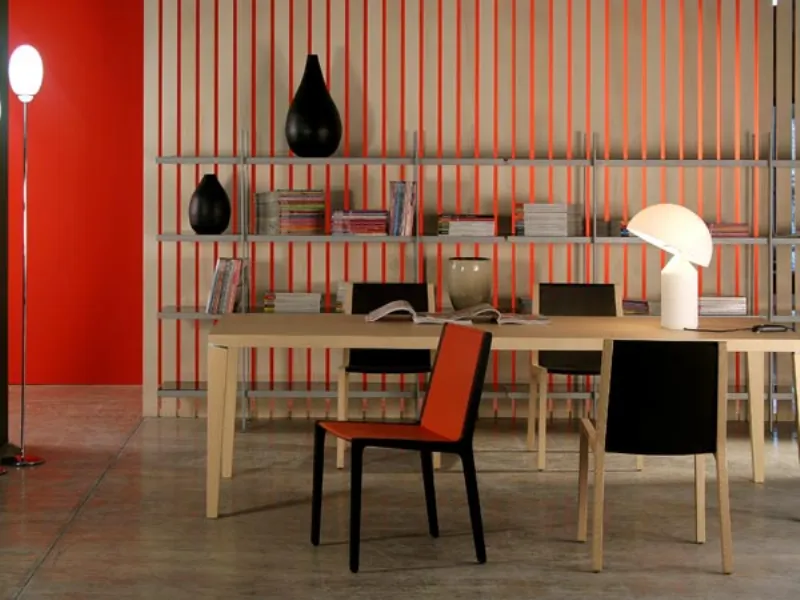 Studio rosso con tavolo lungo