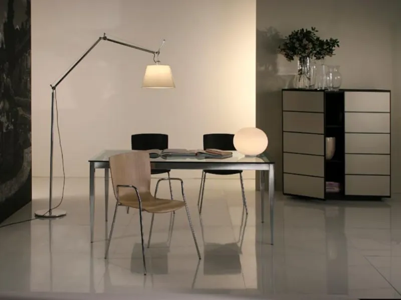 Studio con tavolo in vetro e lampada