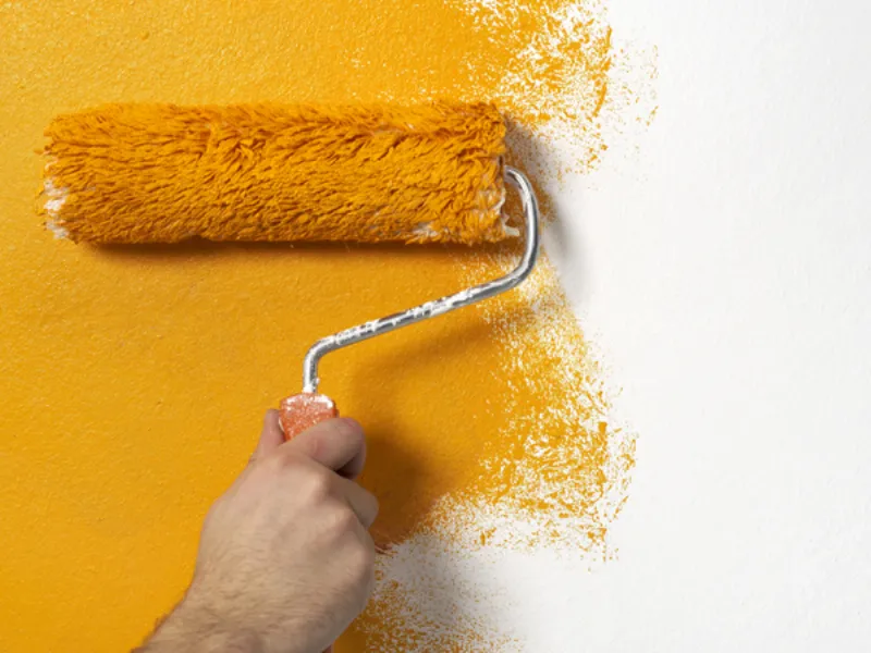 rullo che dipinge giallo