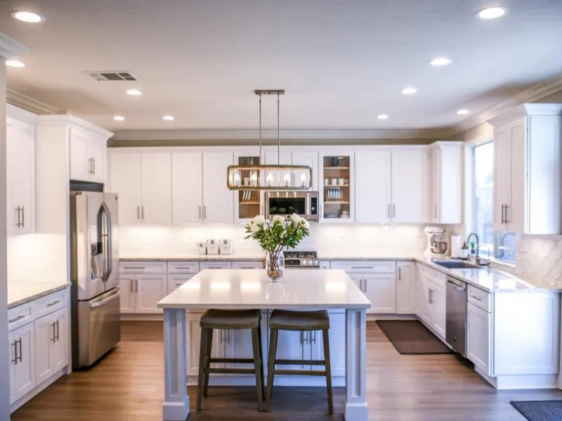 Una cucina arredata con mobili e accessori in stile moderno