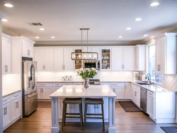 Una cucina arredata con mobili e accessori in stile moderno
