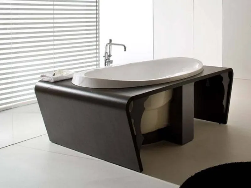 vasca da bagno incassata in mobile in legno
