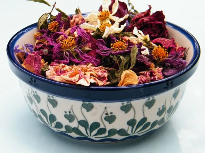 Fiori secchi in ciotola