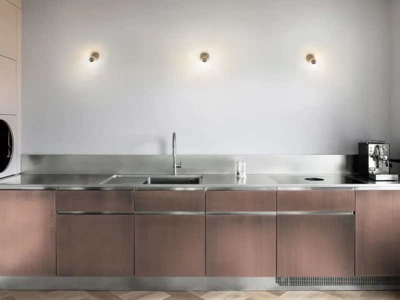 Abimis - Cucina Atelier: finitura ramata su acciaio inox