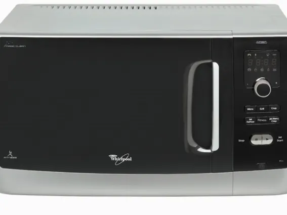 forno a microonde con sportello nero chiuso