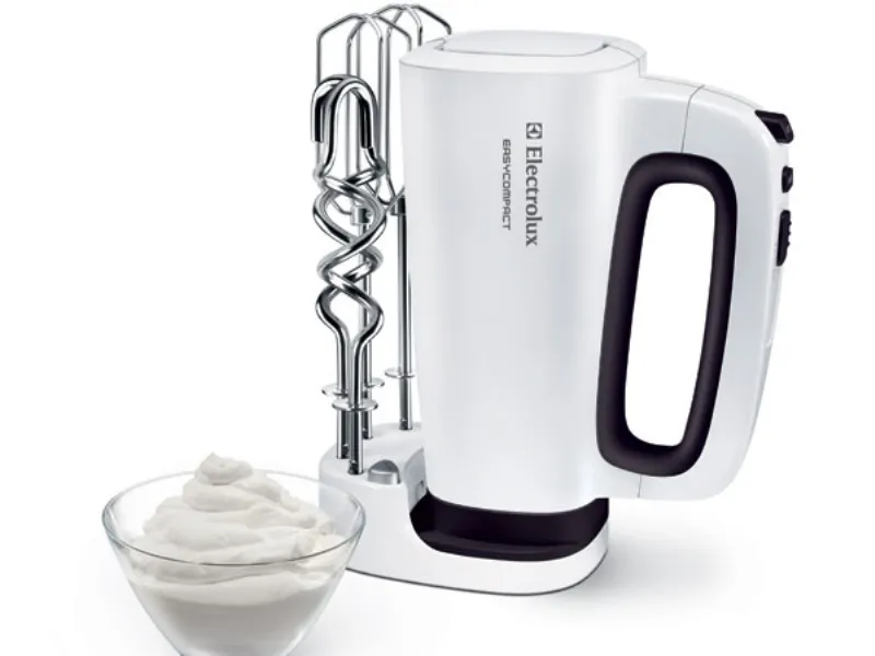 Albume montato a neve con frullatore