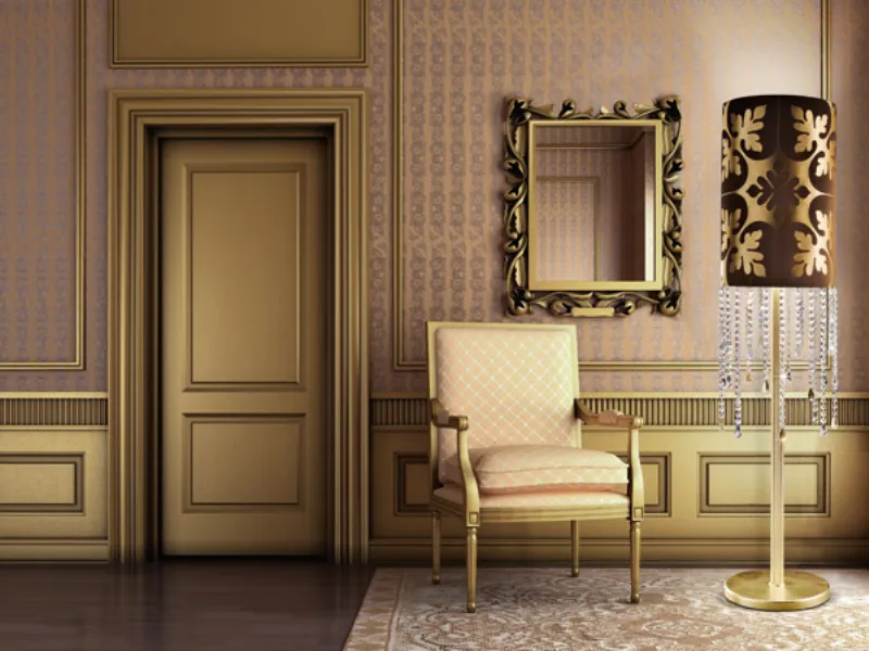 dettaglio zona living con rivestimenti damascati dorati, sedia poltrona, abat-jour, specchio con cornice