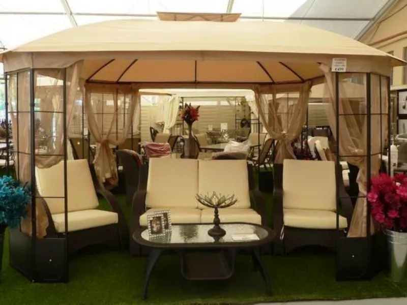 Gazebo arredato come salotto
