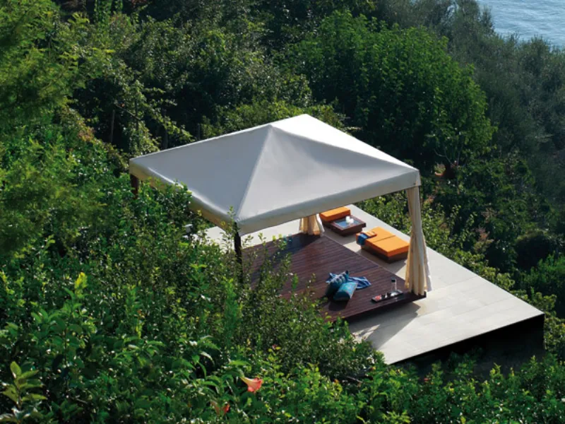 Gazebo in mezzo alla foresta