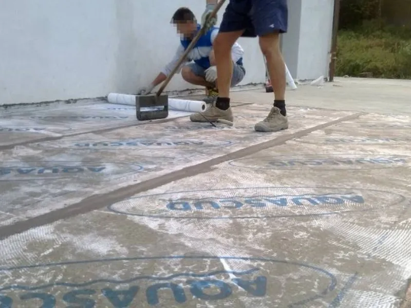Operai a lavoro per impermeabilizzare un terrazzo