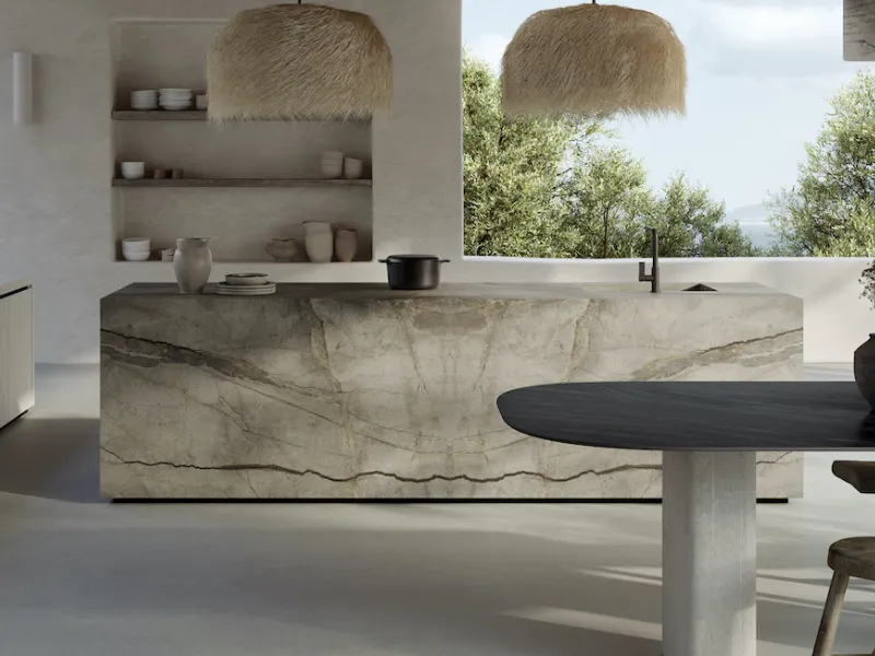 Isola cucina realizzata con grandi lastre Marazzi The Top 
