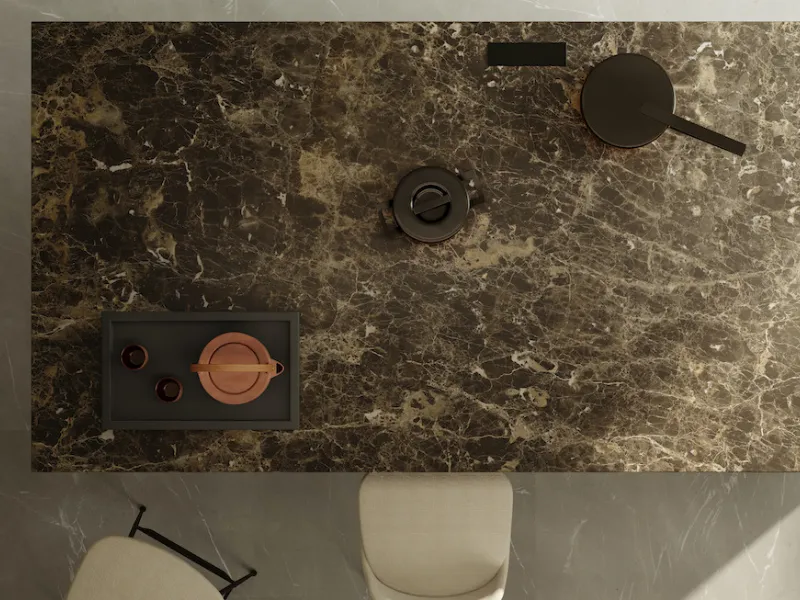 Piano isola cucina realizzato con grande lastra in gres Marazzi The Top Marble Look