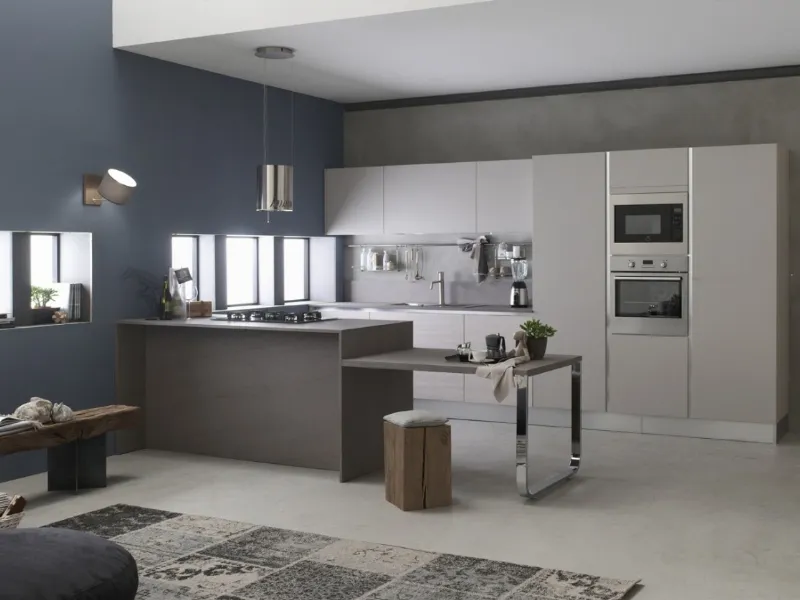 cucina grigio chiara e parete azzurra