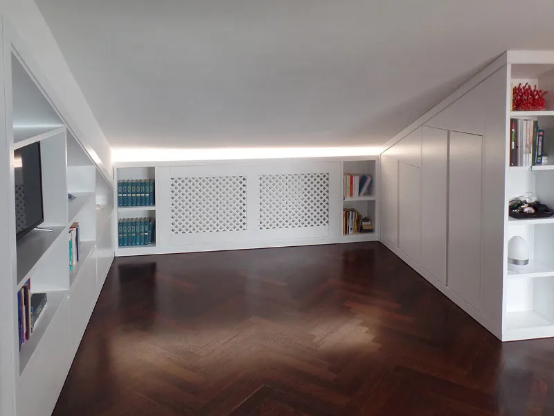 Armadio su misura per mansarda di Falegnamerie Design