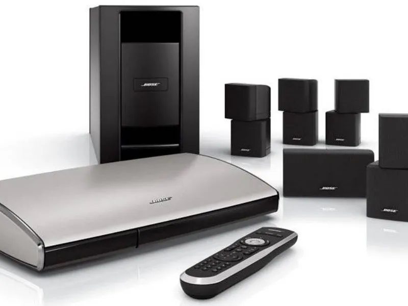 Vari elementi che compongono l' Home Theatre Bose