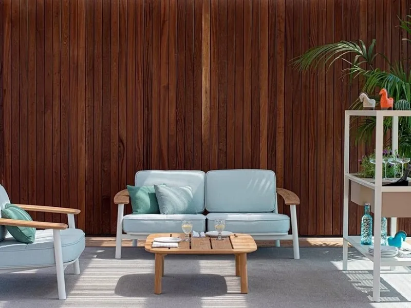 Il 2 posti Alu-Teak Twins di EMU ha struttura tutto teak o un mix teak alluminio