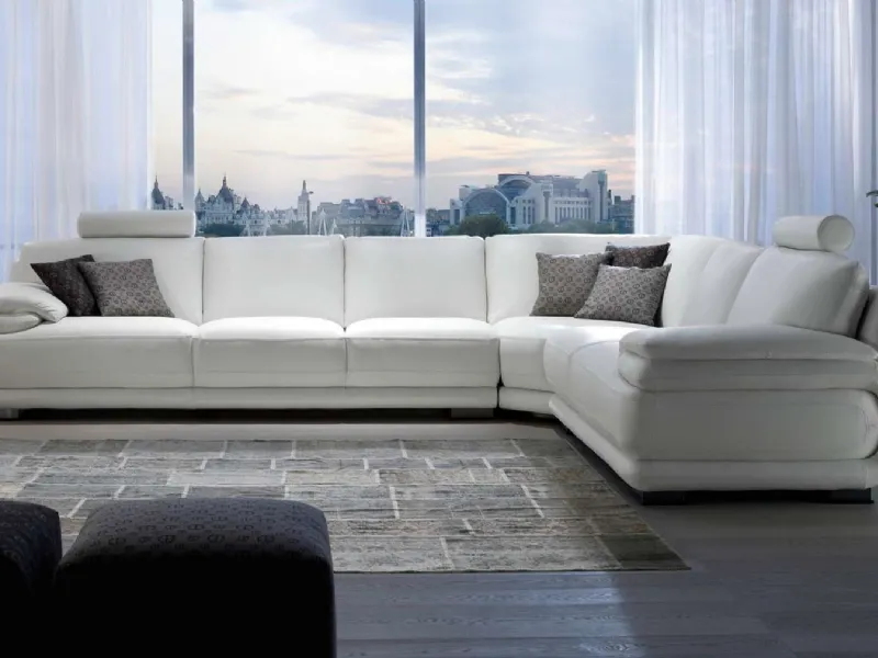 Divano in pelle di colore bianco