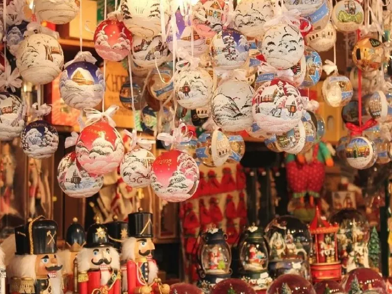 Uno dei coloratissimi banchi della fiera degli Oh Bej Oh Bej a Milano
