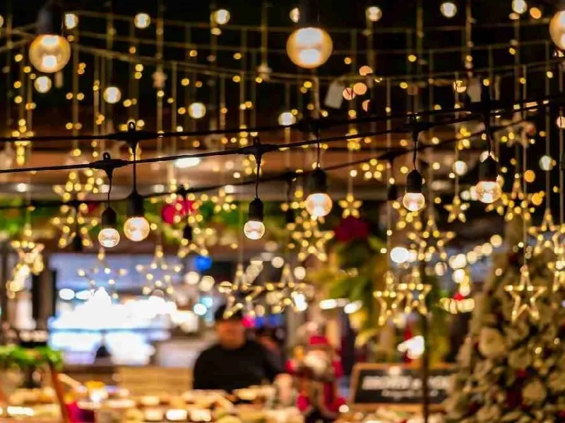 Deliziosi struffoli e tante luci per i mercatini campani