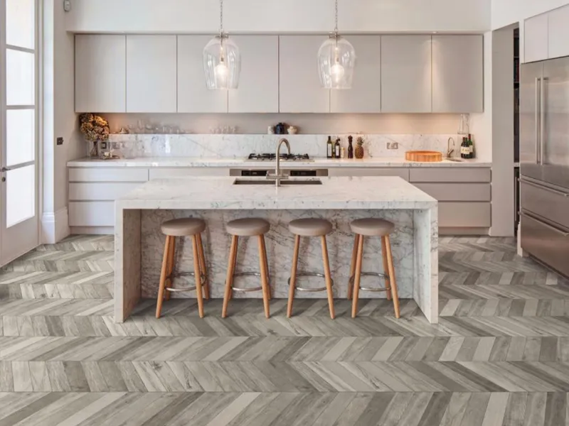 Il pavimento posato a spina Treverksoul di Marazzi crea spazi raffinati e d'altri tempi dove il marmo è protagonista