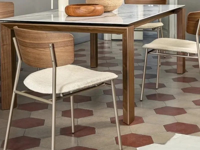 Fifties wood Calligaris, con schienale in legno, si ispira agli anni ’50 del secolo scorso