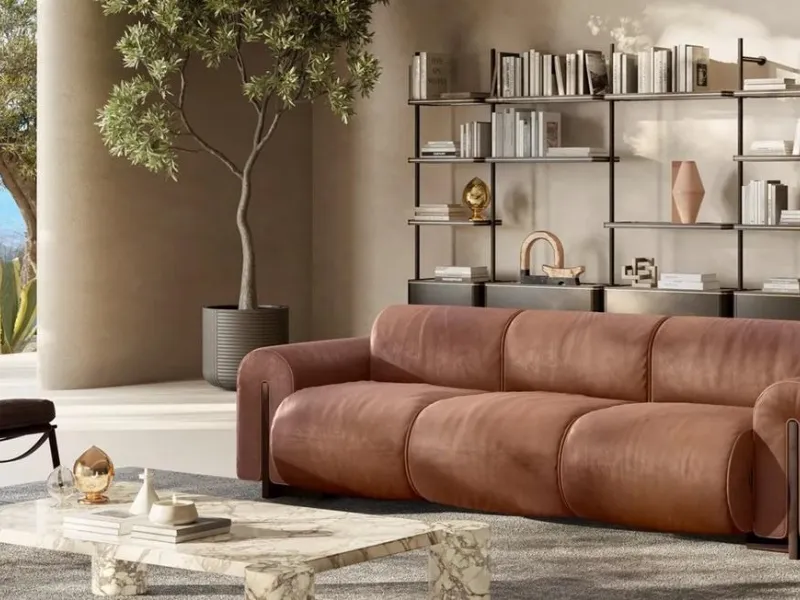  Colle by Natuzzi Italia è in pelle e i braccioli sono morbidi cuscini