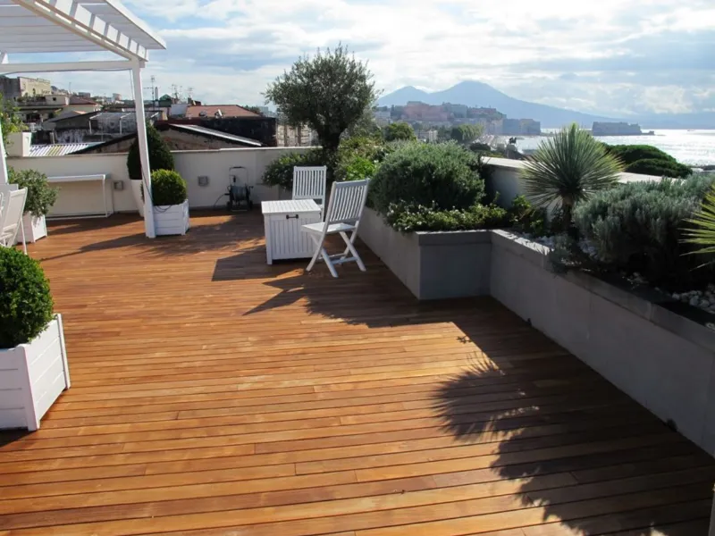 Una pavimentazione realizzata con il decking in Teak massello di Delbasso Parquet, collezione Outdoor