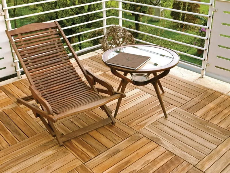 Tappeto in legno di teak Listoplate di Onek con agganci speciali per una posa agevole (modulo da 55x55 cm circa)