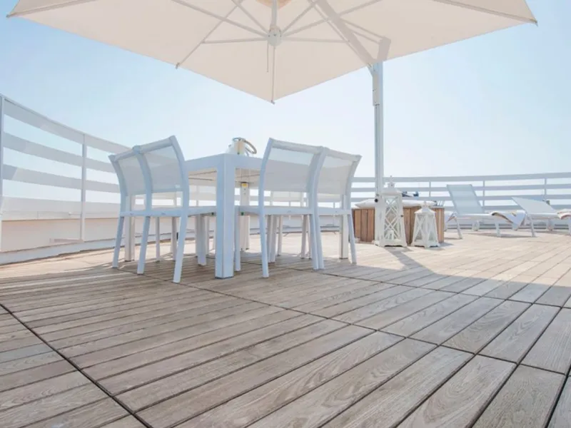 Pavimento in termo frassino Decking di Garbelotto disponibile in listoni e tavole precomposte a quadro