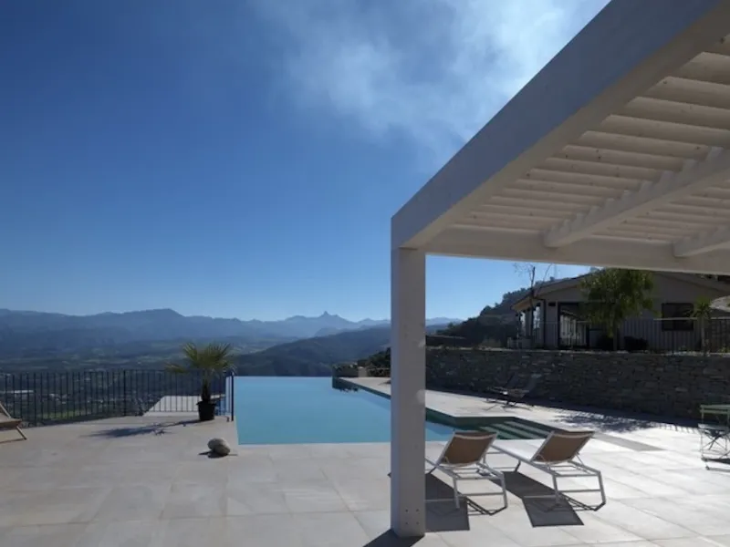 Villa a Tindari con serramenti Schüco