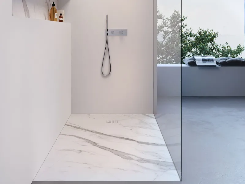 Blade è l’elegante piatto doccia in Gres finitura Calacatta oro venato