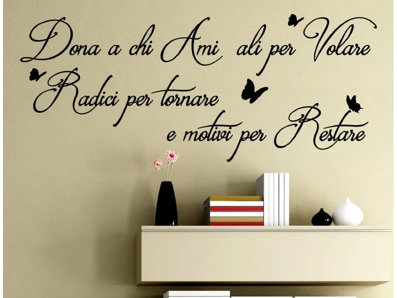 Per l’adesivo murale di Stickerdesign la scritta è in italiano