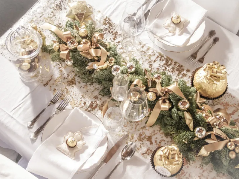 L'intimità del bianco incontra dettagli dorati per impreziosire la tavola di Natale