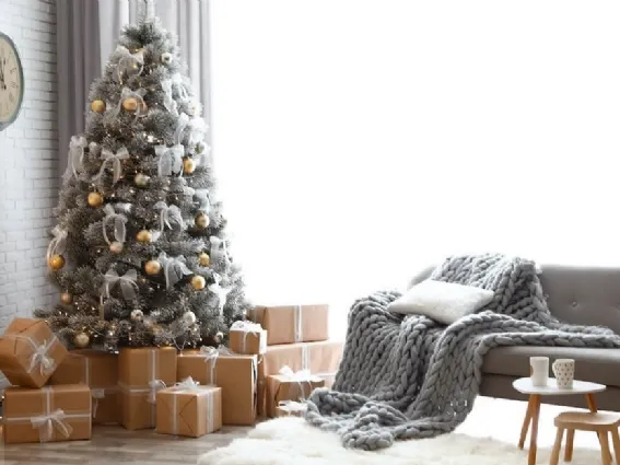 Un albero bicolor che punta a oro e bianco per una eleganza minimale